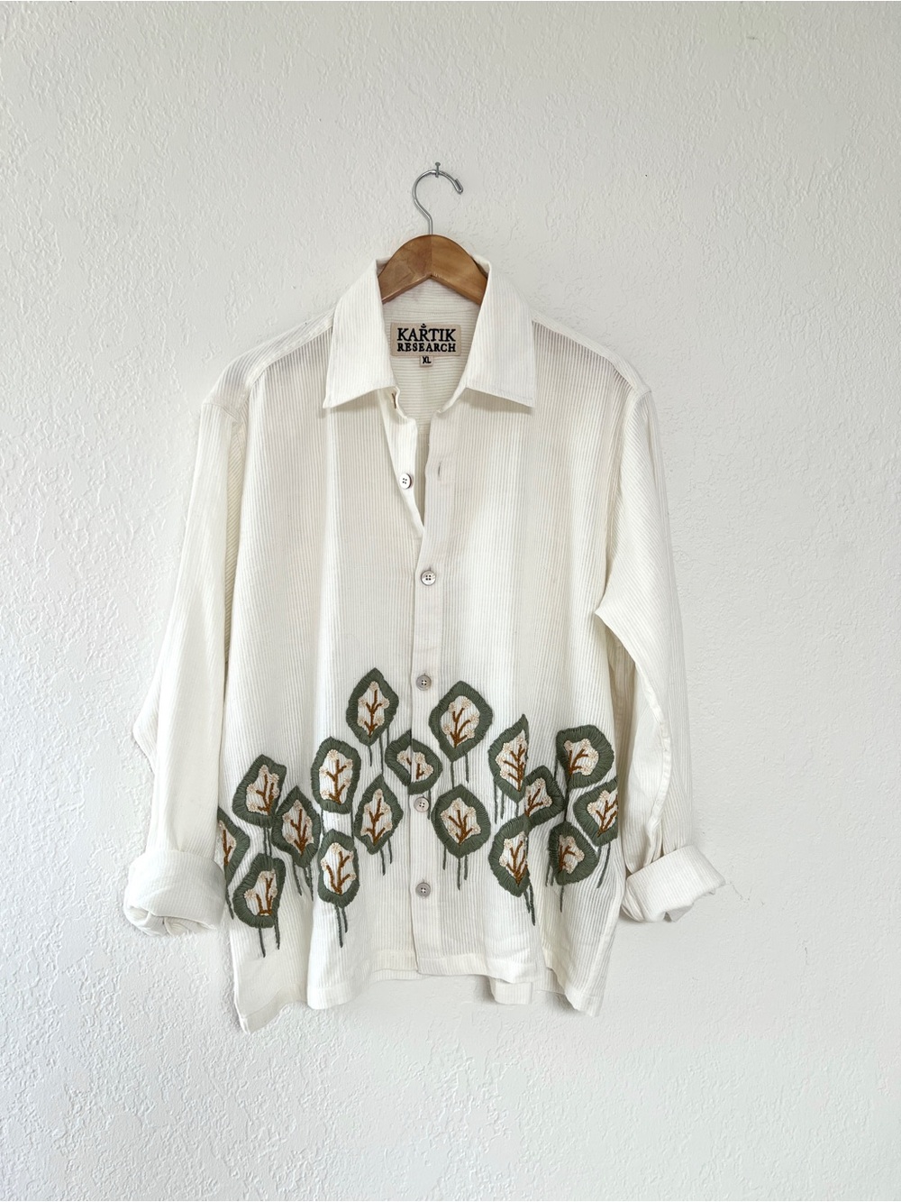 KARTIK RESEARCH white hand embroidered lotus long sleeve button down / XL